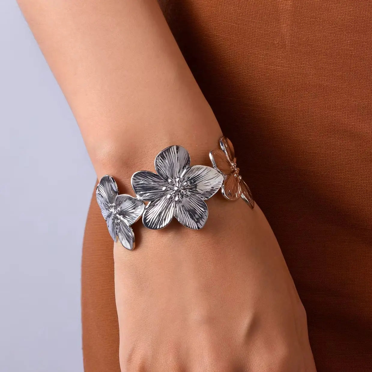 Fashion Vintage Flower Cuff Bracelet for Women Trendy Gold Color Metal Wide Flower Opening Bangles Girl Elegant Party Jewelry