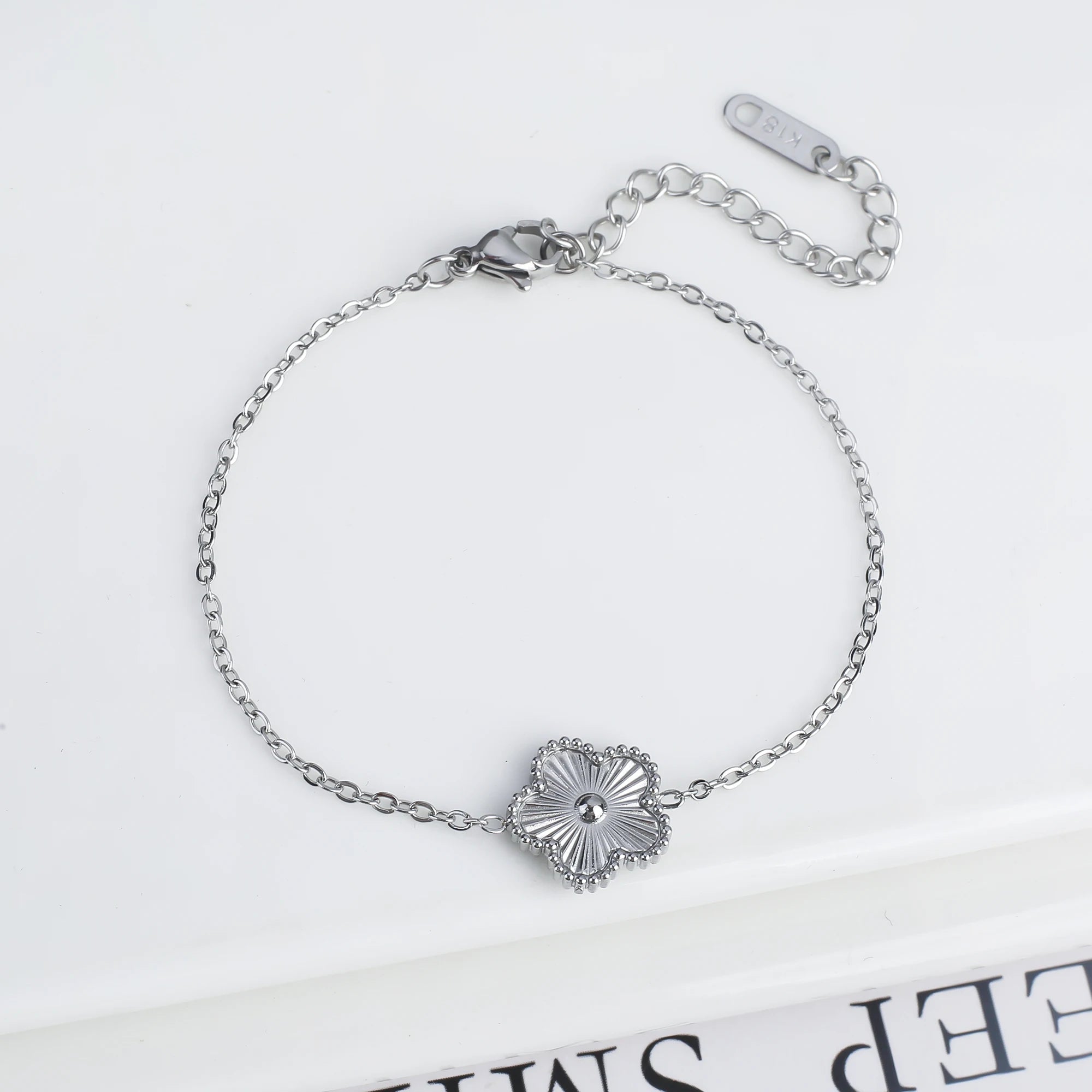 Light Luxury Stainless Steel Hot Sale Black and White Shell Five Leaf Flower Bracelet Simple Woman Fashion Daily Party Jewelry C