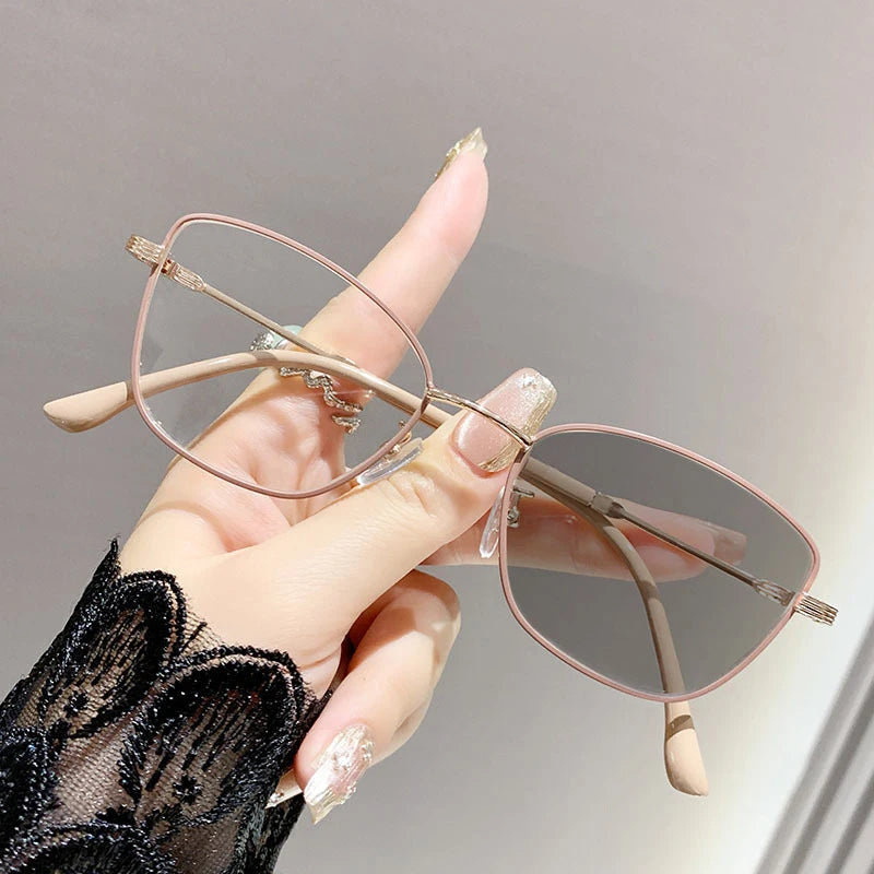 Color-changing Anti-blue Light Myopia Glasses With Advanced Cat-eye Style And Fashionable Design. 022