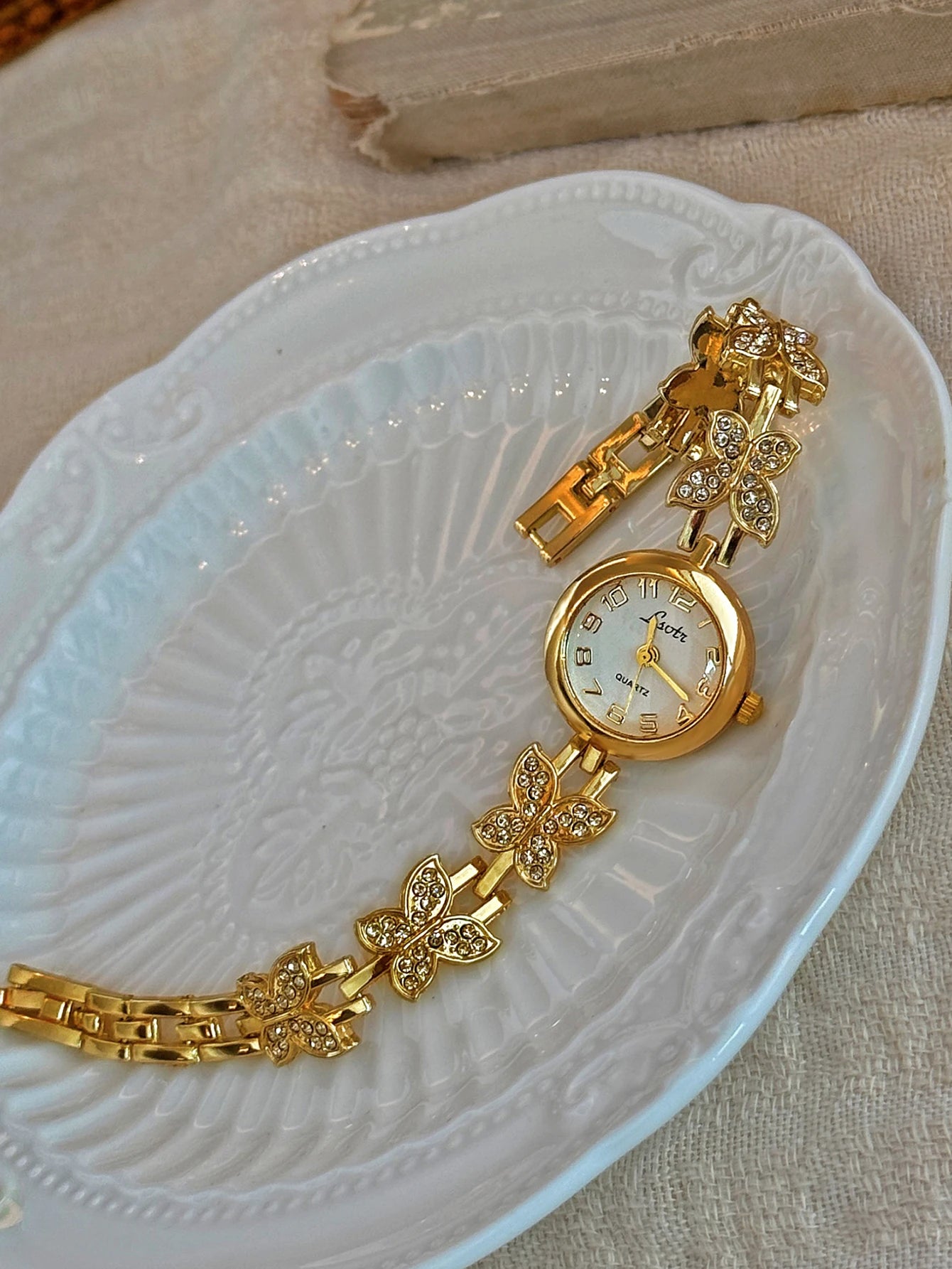 1 Piece of French Gold Inlaid Dazzling Rhinestone Butterfly-Shaped Women's Watch, Exquisite, Elegant, Unique, Fashionable, High-End, Vintage Women's Bracelet-Style Quartz Watch, Suitable for Daily Wear, Parties, Holiday Decor