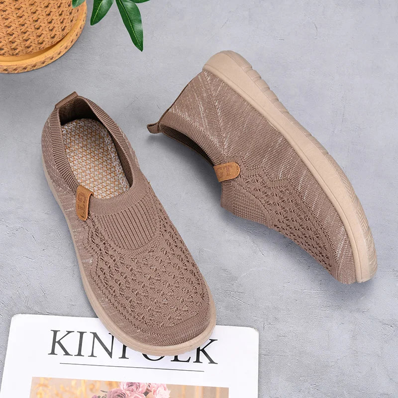 Spring Casual and Fashionable Slip-On Middle-Aged and Elderly Mother's Shoes, Flat-Soled, Comfortable and Not Tiring, Lightweight and Breathable Sports Shoes for Women