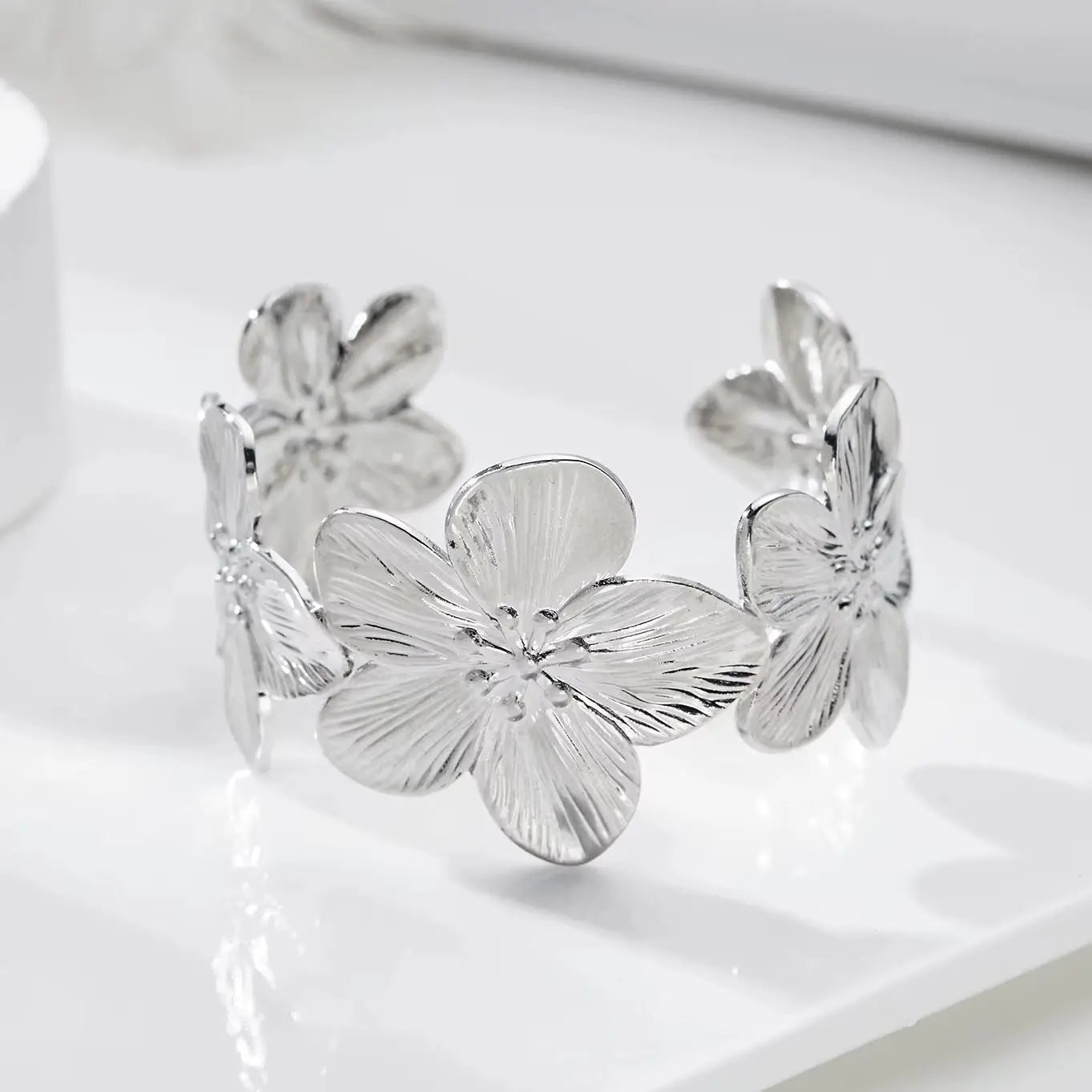 Fashion Vintage Flower Cuff Bracelet for Women Trendy Gold Color Metal Wide Flower Opening Bangles Girl Elegant Party Jewelry