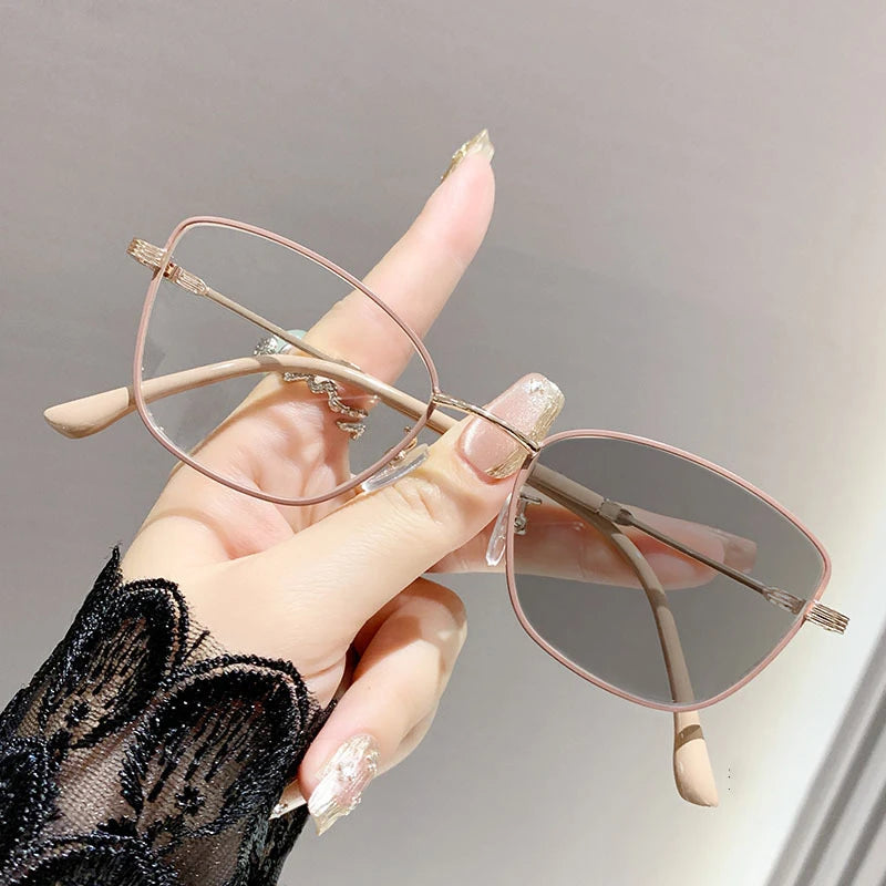 Color-changing Anti-blue Light Myopia Glasses With Advanced Cat-eye Style And Fashionable Design. 022